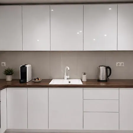 Modern 1 Bedroom Apartment, Buka Hospitality Apartment